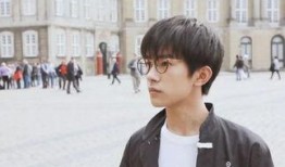 易烊千玺吃瓜娱乐